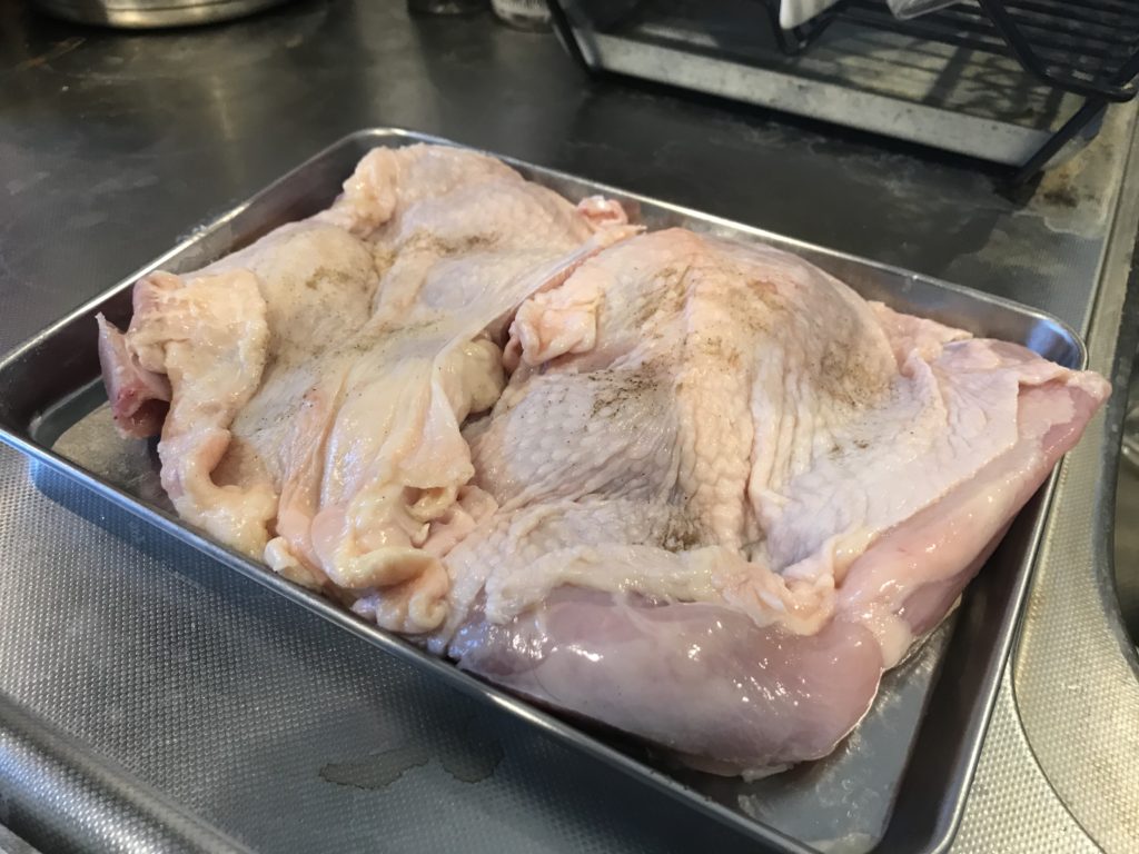ダッチオーブンを使った鶏モモ肉のロースト つくるhack研究所